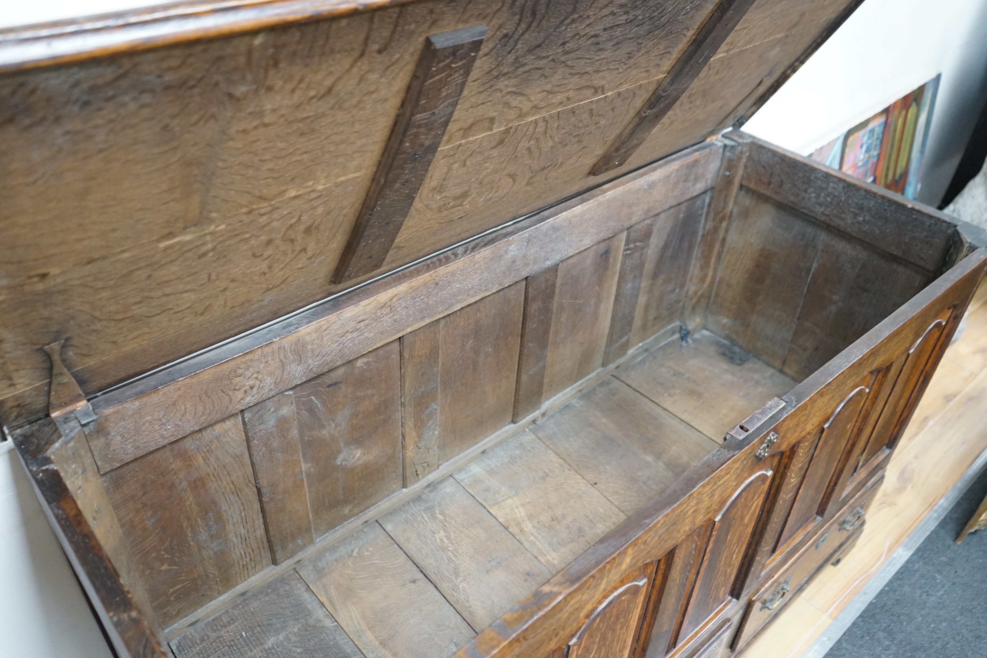 A George III mahogany banded oak mule chest, width 137cm, depth 55cm, height 85cm